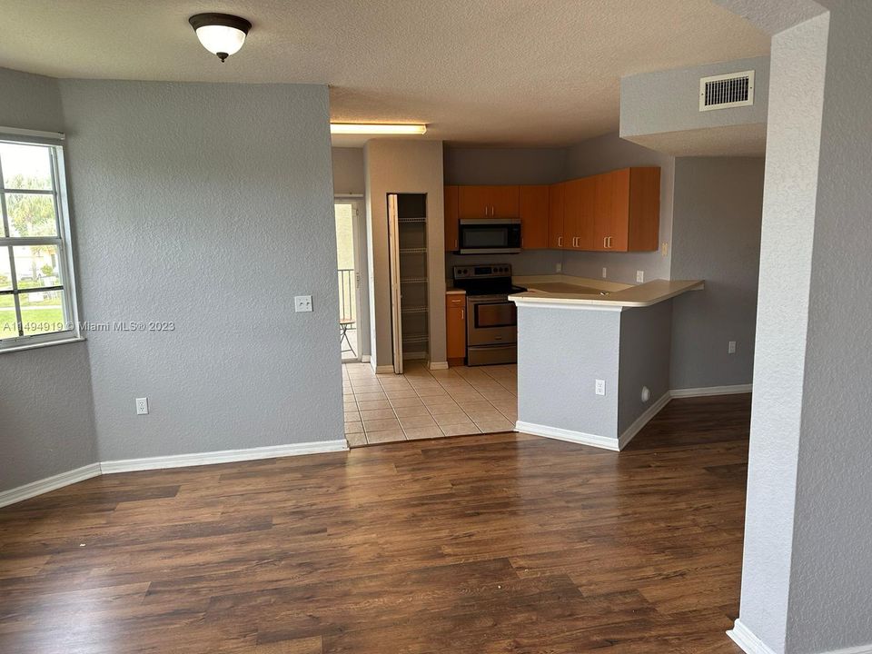 Recently Rented: $2,500 (3 beds, 2 baths, 1553 Square Feet)