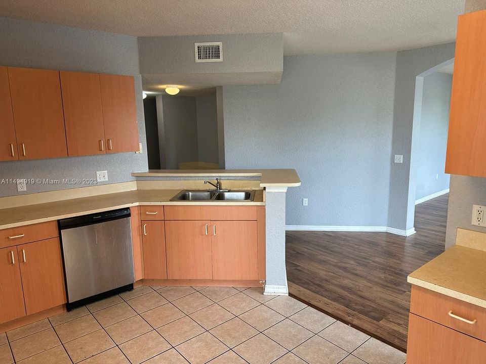 Recently Rented: $2,500 (3 beds, 2 baths, 1553 Square Feet)