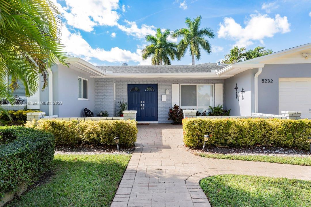 Recently Sold: $949,000 (5 beds, 4 baths, 2496 Square Feet)