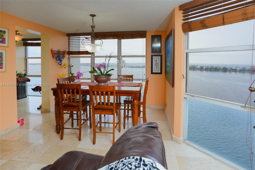 Recently Sold: $1,090,000 (3 beds, 2 baths, 2124 Square Feet)