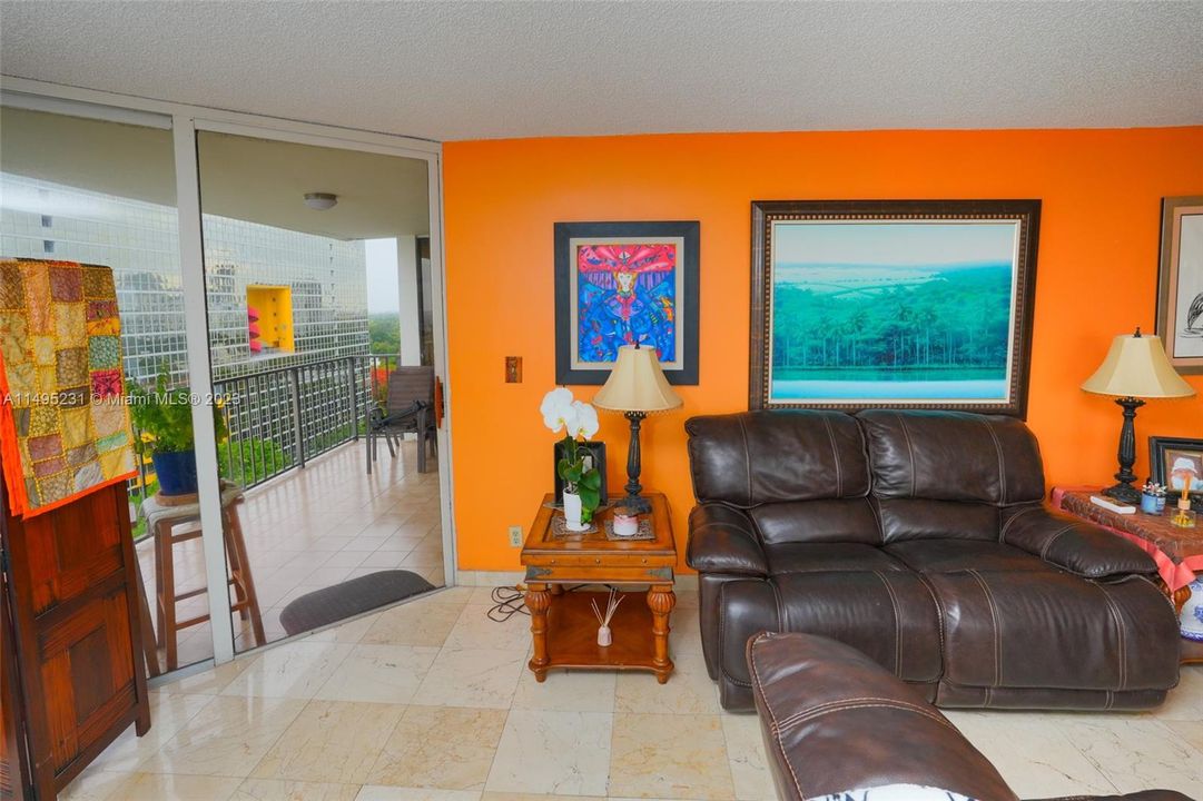 Recently Sold: $1,090,000 (3 beds, 2 baths, 2124 Square Feet)