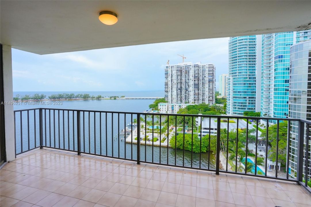 Recently Sold: $1,090,000 (3 beds, 2 baths, 2124 Square Feet)