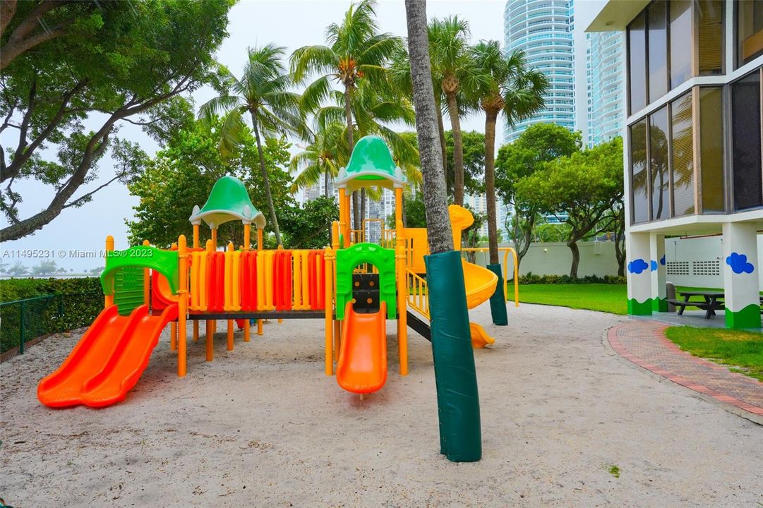 Recently Sold: $1,090,000 (3 beds, 2 baths, 2124 Square Feet)