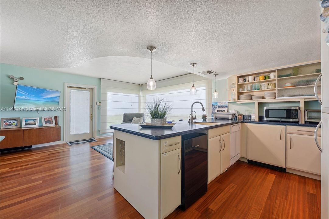 Recently Rented: $4,000 (2 beds, 2 baths, 858 Square Feet)