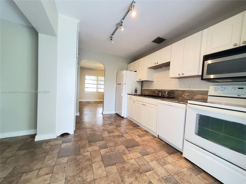 Recently Rented: $2,500 (2 beds, 1 baths, 828 Square Feet)
