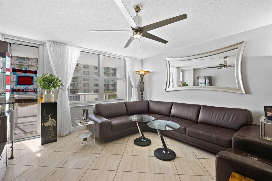 For Sale: $689,000 (1 beds, 1 baths, 929 Square Feet)