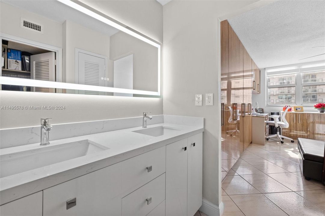 For Sale: $689,000 (1 beds, 1 baths, 929 Square Feet)