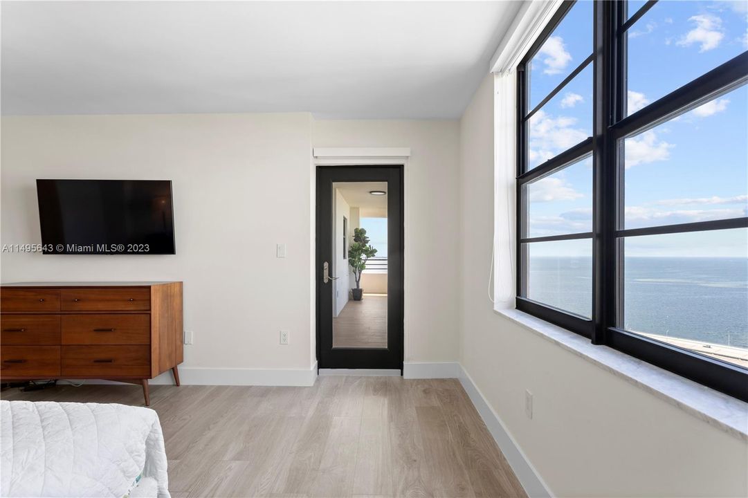 For Sale: $1,150,000 (2 beds, 2 baths, 1460 Square Feet)