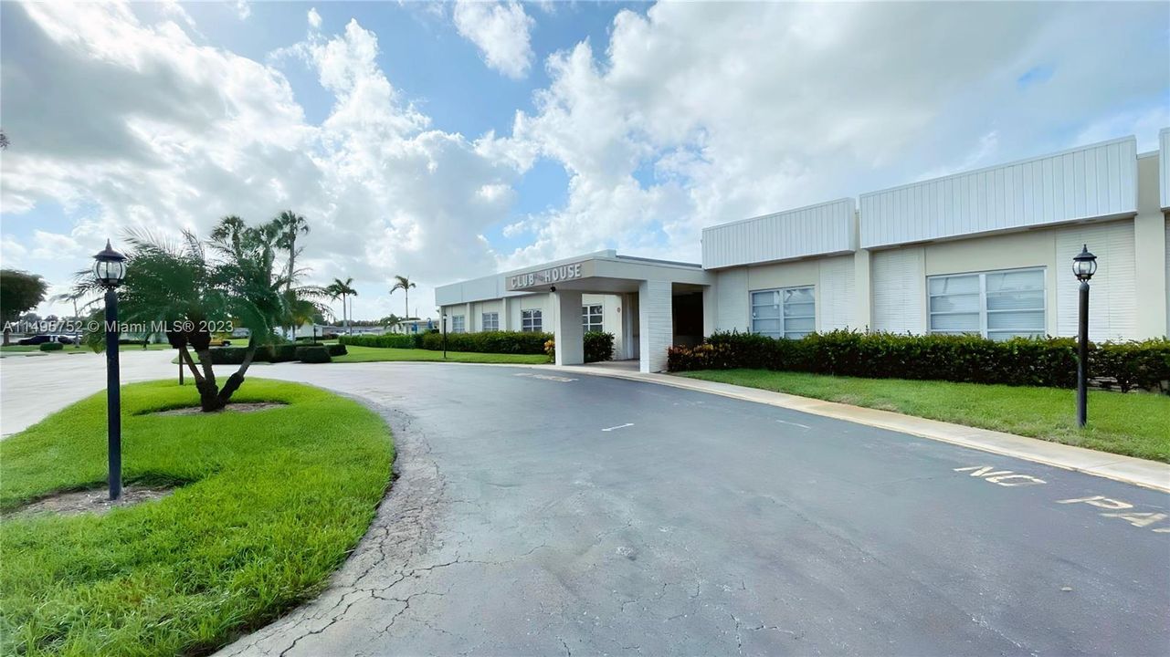 最近售出: $124,450 (2 贝兹, 1 浴室, 829 平方英尺)