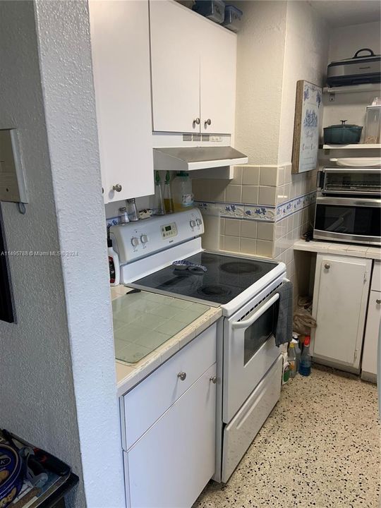 For Sale: $250,000 (2 beds, 1 baths, 644 Square Feet)