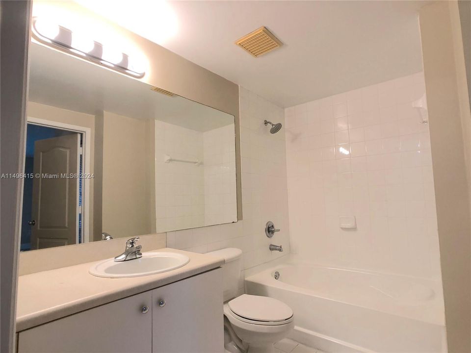 Recently Rented: $2,000 (1 beds, 1 baths, 685 Square Feet)