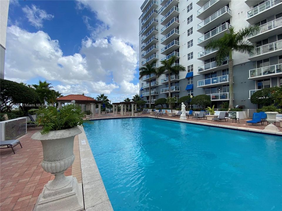 Recently Rented: $2,000 (1 beds, 1 baths, 685 Square Feet)