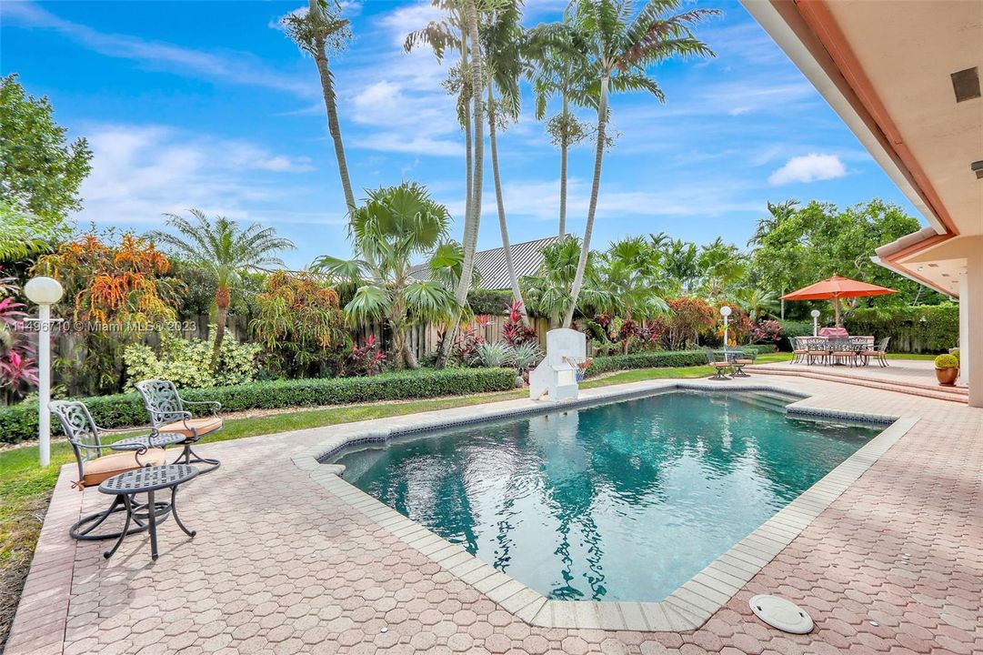 Recently Sold: $1,695,000 (5 beds, 4 baths, 3703 Square Feet)