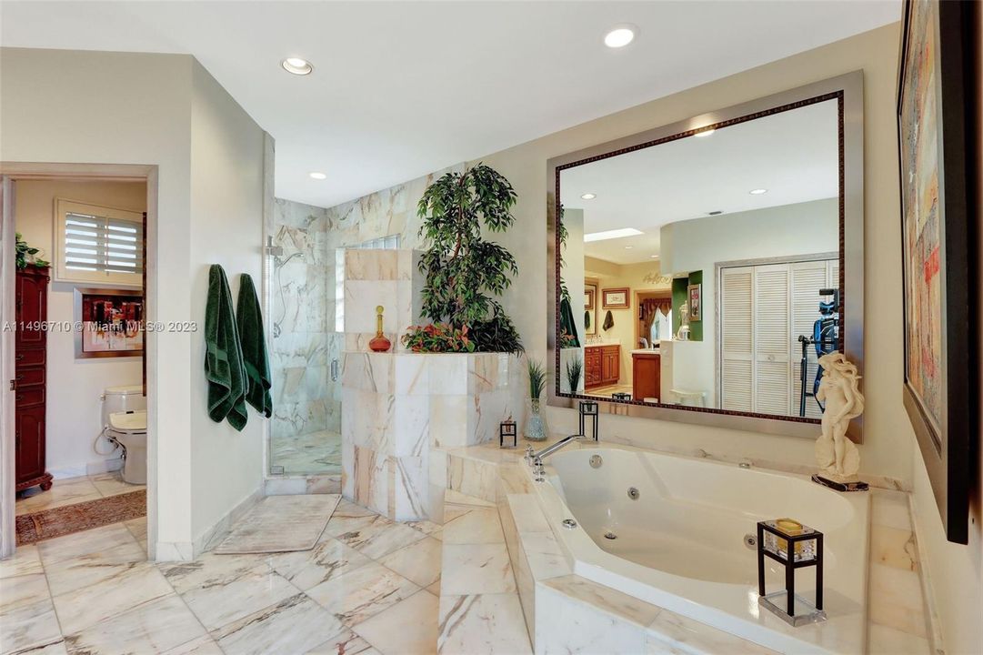 最近售出: $1,695,000 (5 贝兹, 4 浴室, 3703 平方英尺)