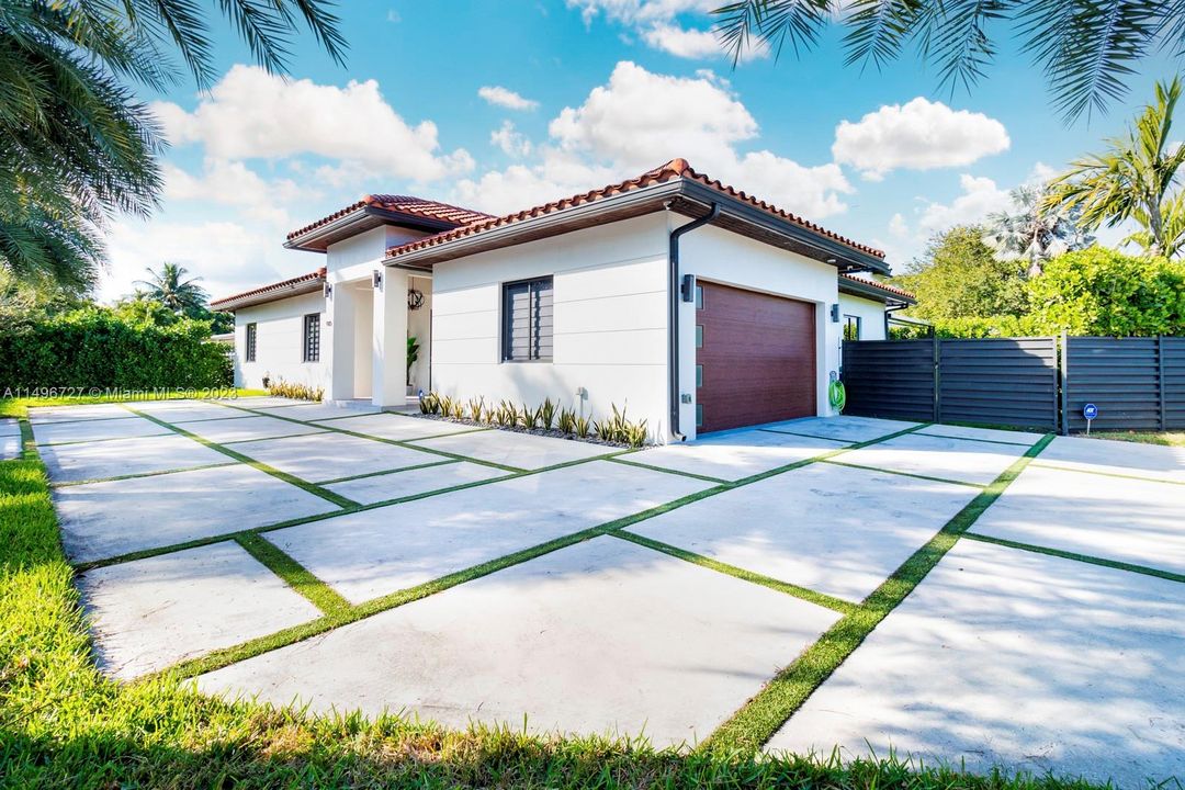 Recently Rented: $10,000 (4 beds, 3 baths, 2413 Square Feet)