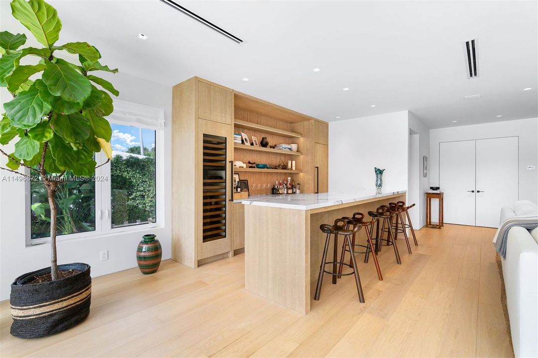 Active With Contract: $22,900,000 (6 beds, 5 baths, 5161 Square Feet)