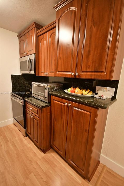 For Sale: $320,000 (1 beds, 1 baths, 600 Square Feet)