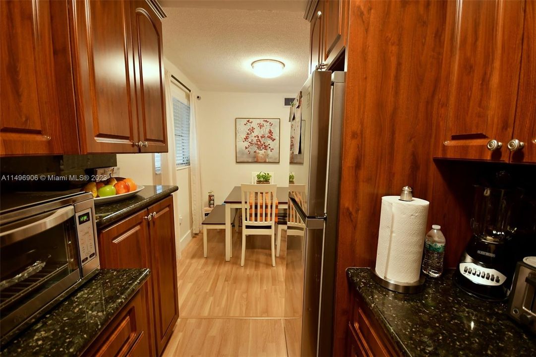 For Sale: $320,000 (1 beds, 1 baths, 600 Square Feet)
