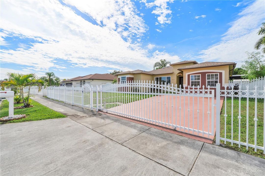 Recently Sold: $619,000 (4 beds, 2 baths, 1624 Square Feet)