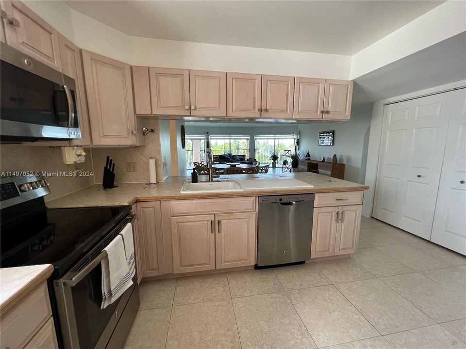 For Sale: $644,500 (3 beds, 2 baths, 1650 Square Feet)