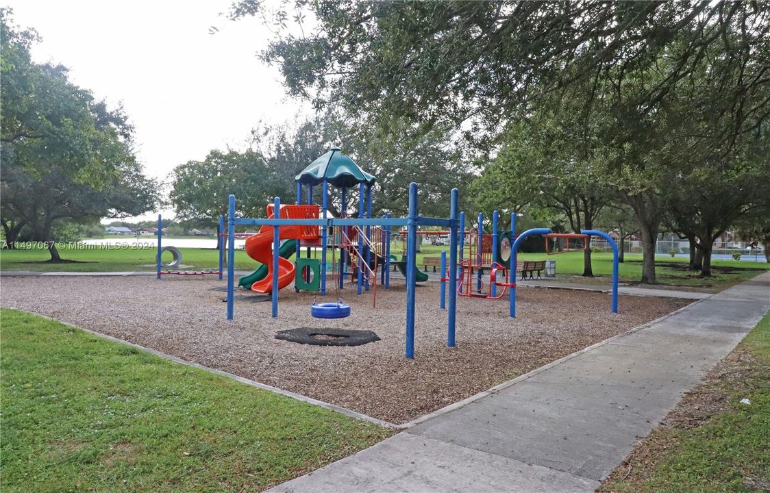 Recently Rented: $2,200 (3 beds, 2 baths, 979 Square Feet)