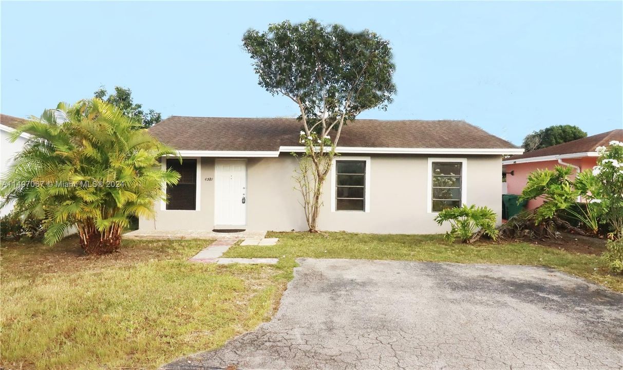 Recently Rented: $2,200 (3 beds, 2 baths, 979 Square Feet)