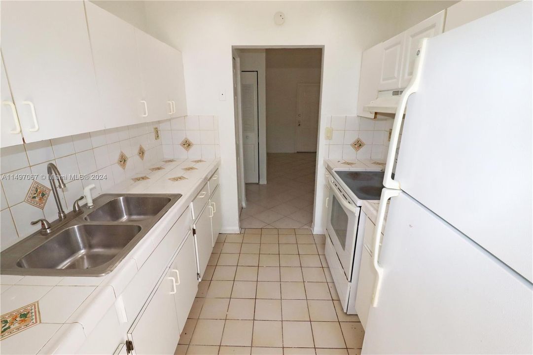 Recently Rented: $2,200 (3 beds, 2 baths, 979 Square Feet)