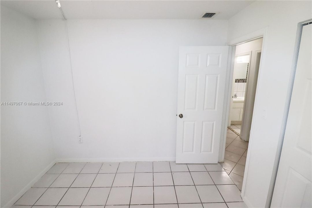 Recently Rented: $2,200 (3 beds, 2 baths, 979 Square Feet)