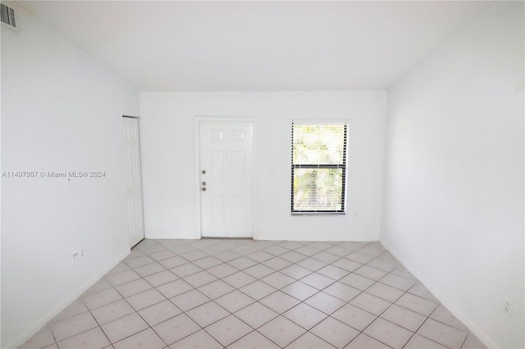 Recently Rented: $2,200 (3 beds, 2 baths, 979 Square Feet)