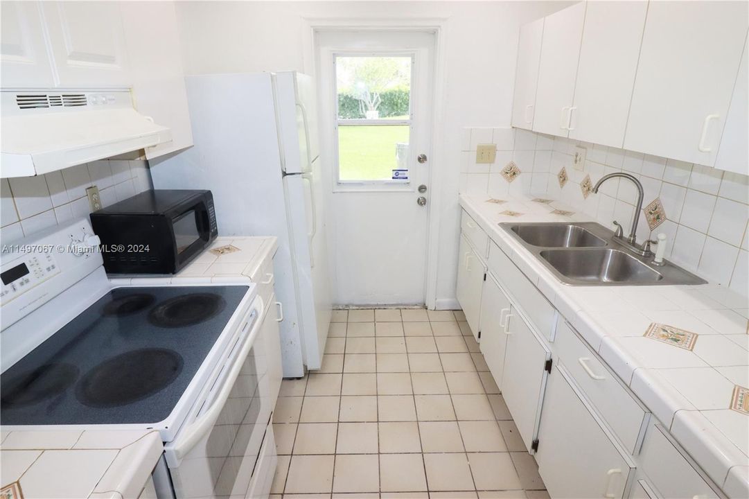 Recently Rented: $2,200 (3 beds, 2 baths, 979 Square Feet)