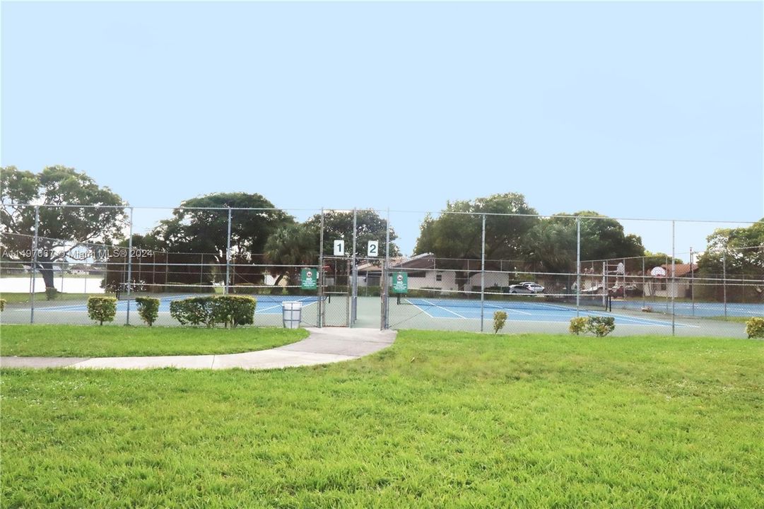 Recently Rented: $2,200 (3 beds, 2 baths, 979 Square Feet)