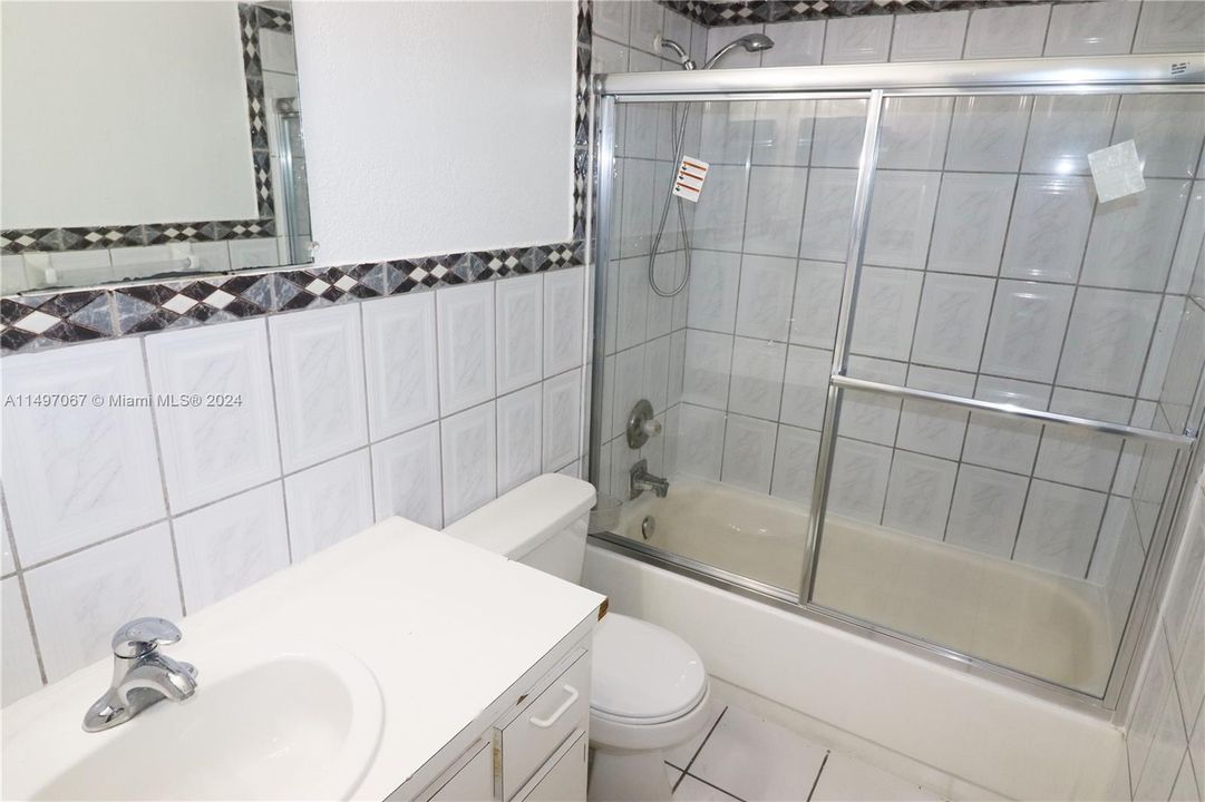 Recently Rented: $2,200 (3 beds, 2 baths, 979 Square Feet)