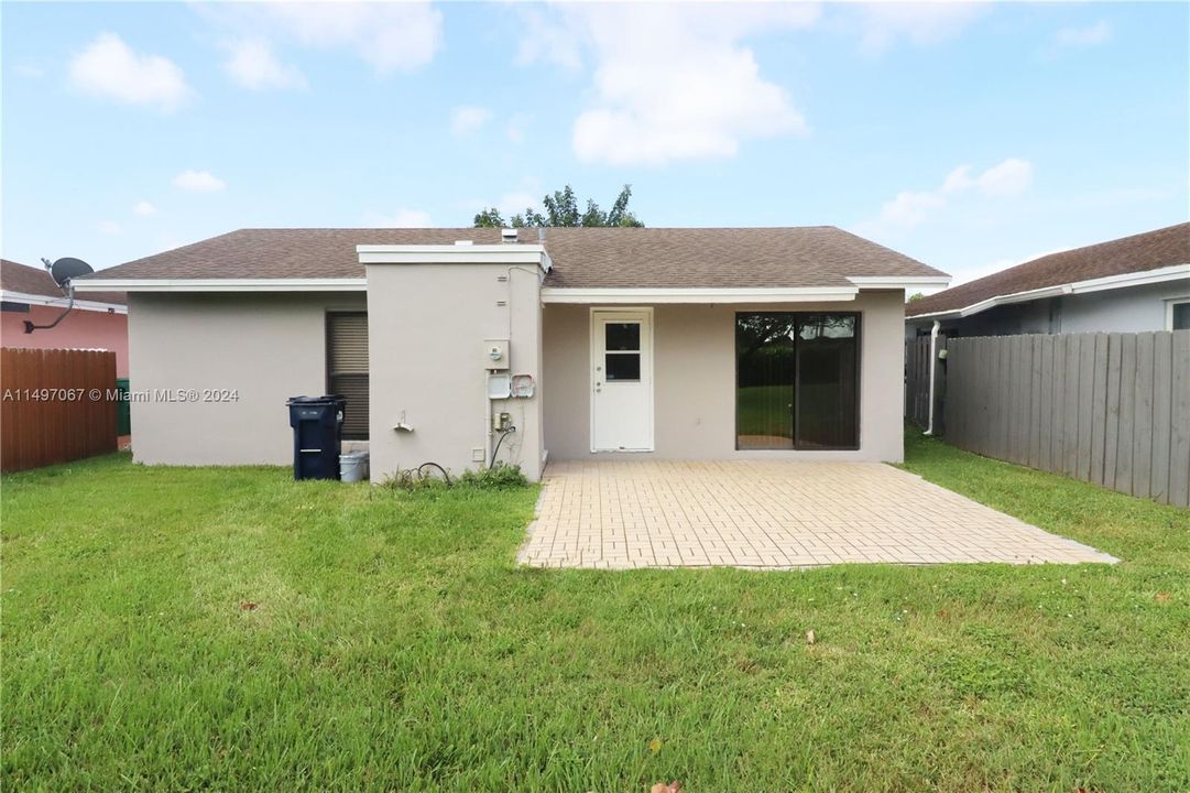 Recently Rented: $2,200 (3 beds, 2 baths, 979 Square Feet)