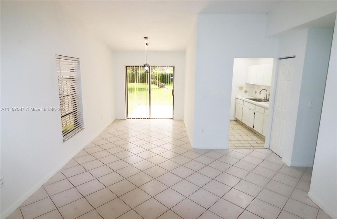 Recently Rented: $2,200 (3 beds, 2 baths, 979 Square Feet)