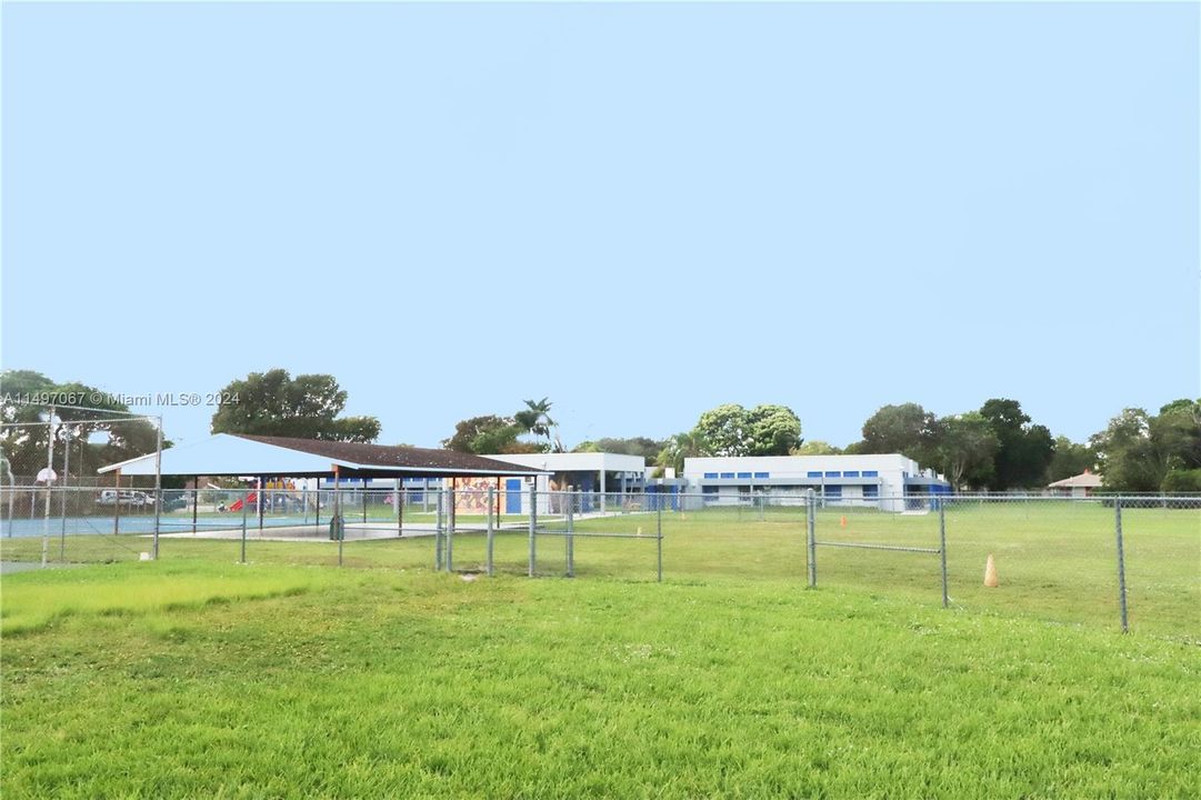 Recently Rented: $2,200 (3 beds, 2 baths, 979 Square Feet)