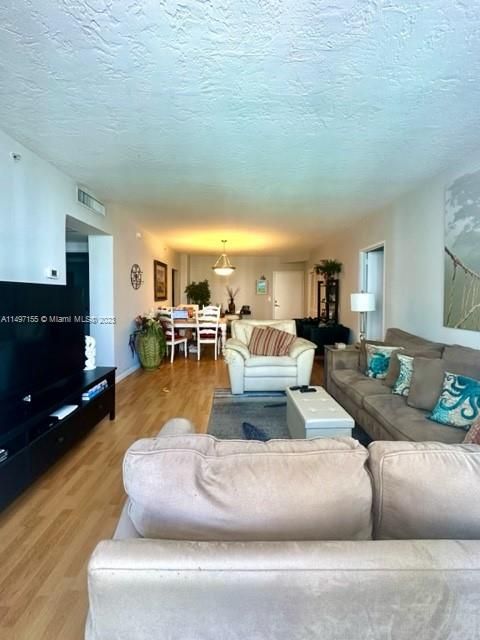 Recently Sold: $389,000 (2 beds, 2 baths, 1212 Square Feet)