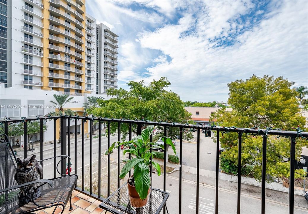 Active With Contract: $315,000 (2 beds, 2 baths, 667 Square Feet)