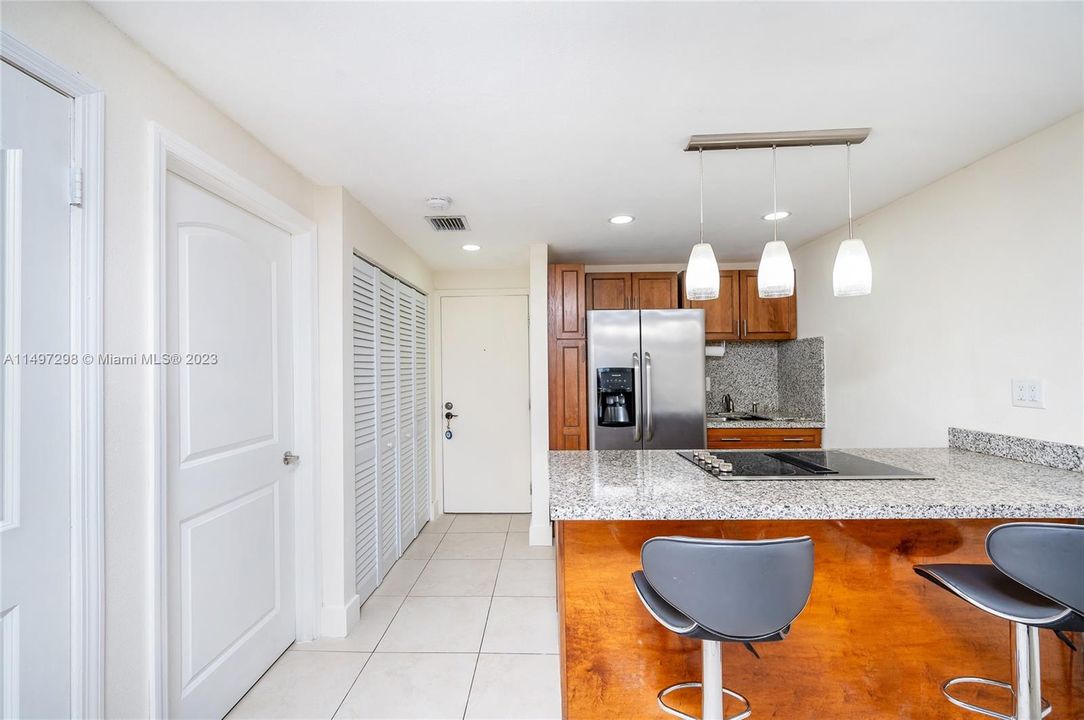 Active With Contract: $315,000 (2 beds, 2 baths, 667 Square Feet)