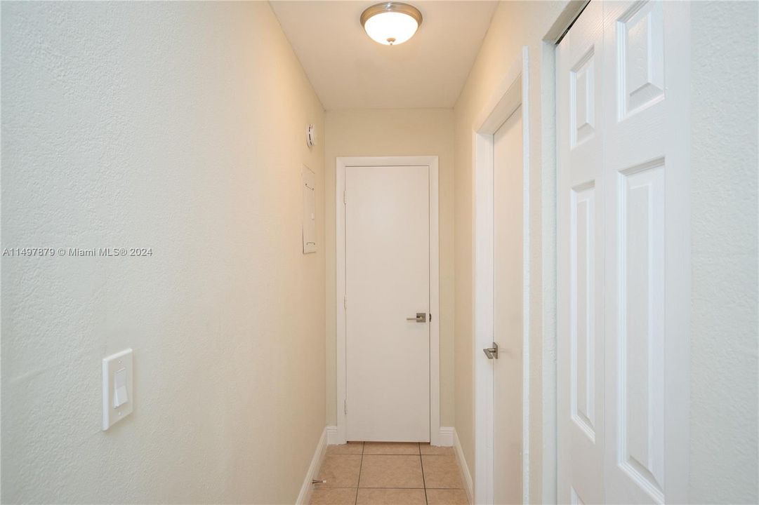 Active With Contract: $1,700 (1 beds, 1 baths, 0 Square Feet)