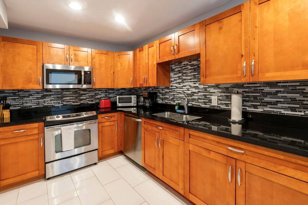 Недавно продано: $465,000 (1 спален, 1 ванн, 874 Квадратных фут)