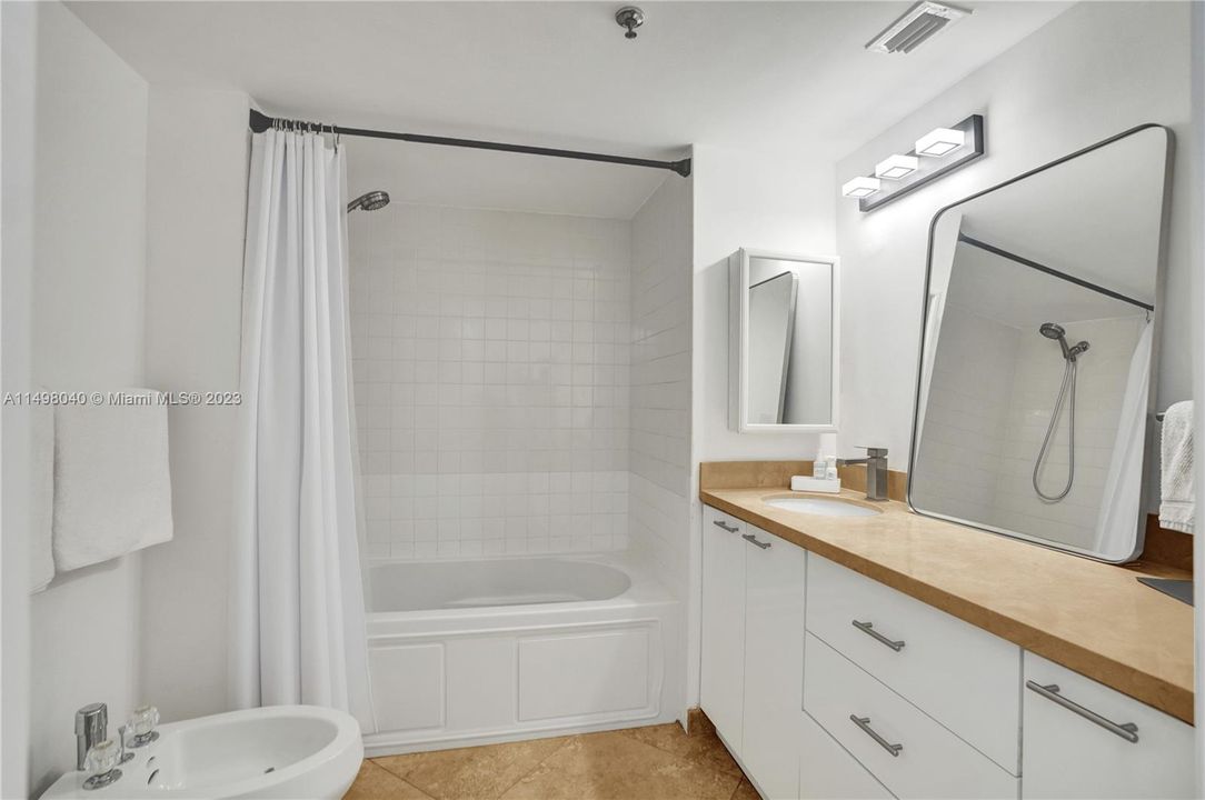 Recently Sold: $749,000 (2 beds, 2 baths, 1320 Square Feet)