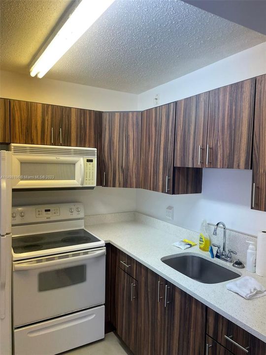 For Sale: $99,000 (1 beds, 1 baths, 593 Square Feet)