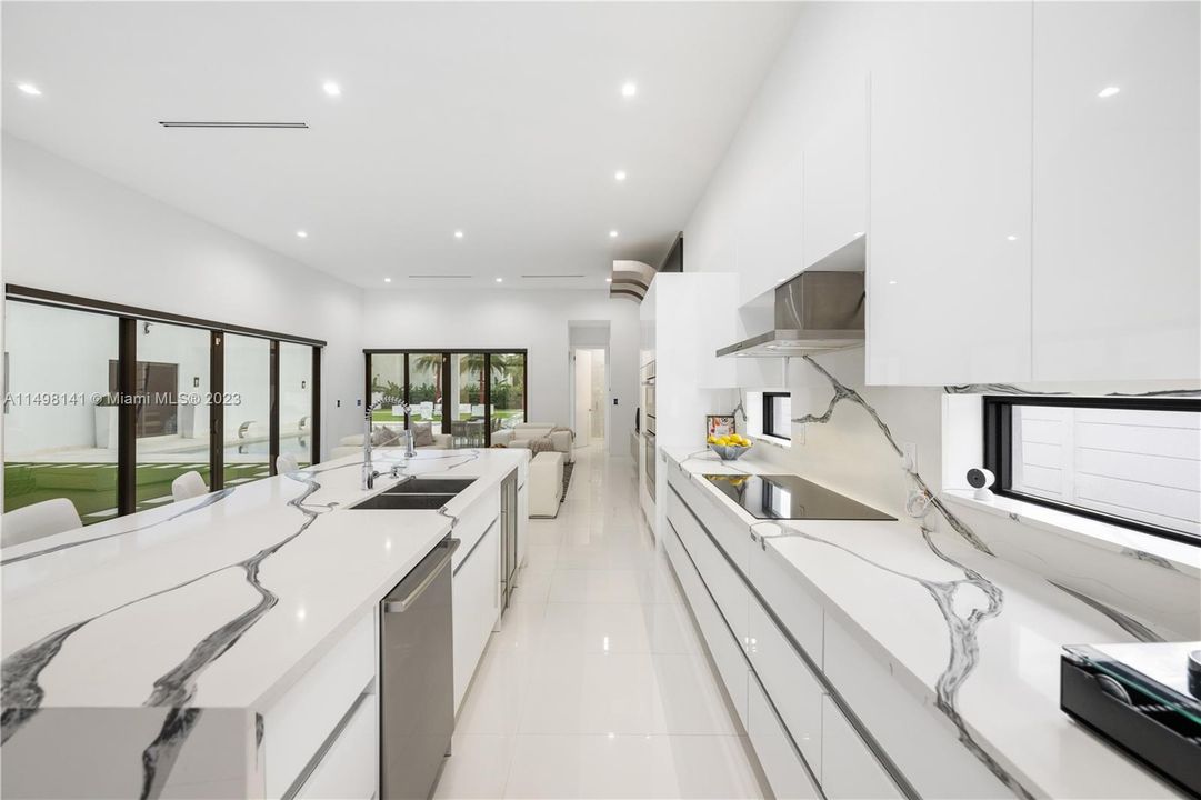 Recently Sold: $3,980,000 (5 beds, 5 baths, 4270 Square Feet)