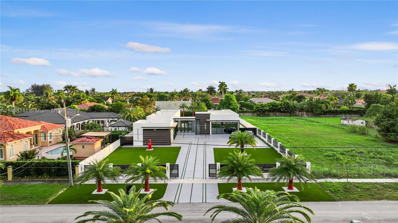 Recently Sold: $3,980,000 (5 beds, 5 baths, 4270 Square Feet)