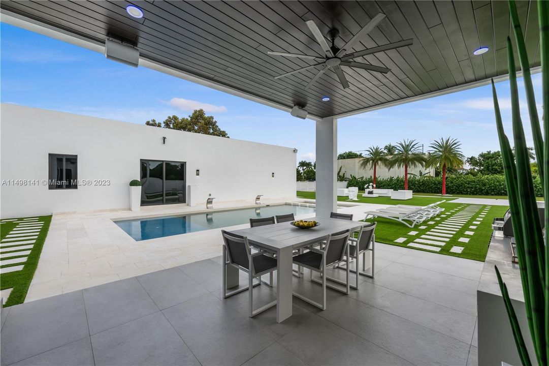 Recently Sold: $3,980,000 (5 beds, 5 baths, 4270 Square Feet)