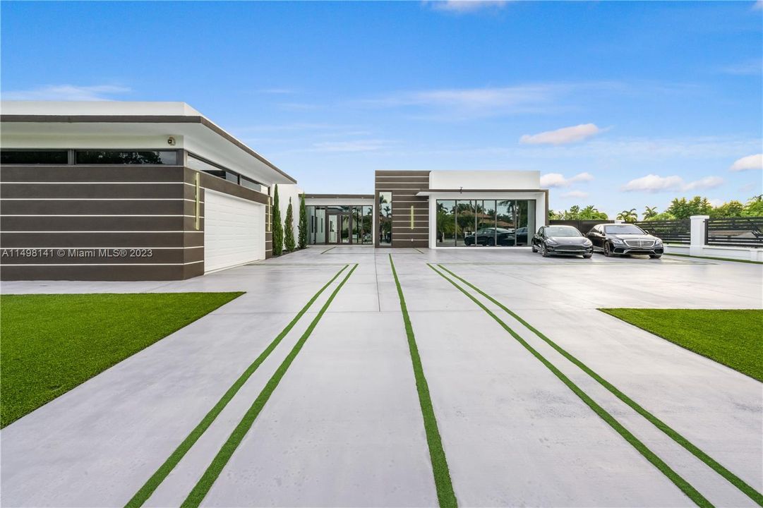 Recently Sold: $3,980,000 (5 beds, 5 baths, 4270 Square Feet)