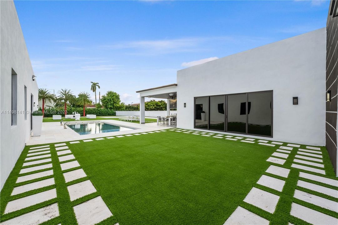 Recently Sold: $3,980,000 (5 beds, 5 baths, 4270 Square Feet)