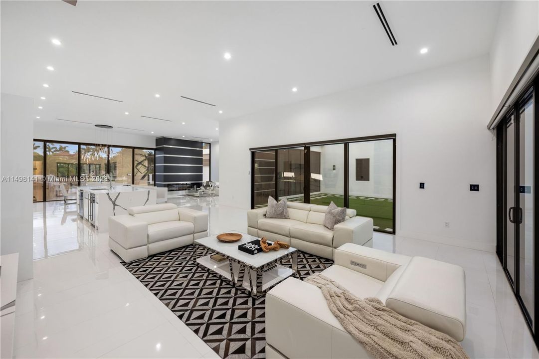 Recently Sold: $3,980,000 (5 beds, 5 baths, 4270 Square Feet)