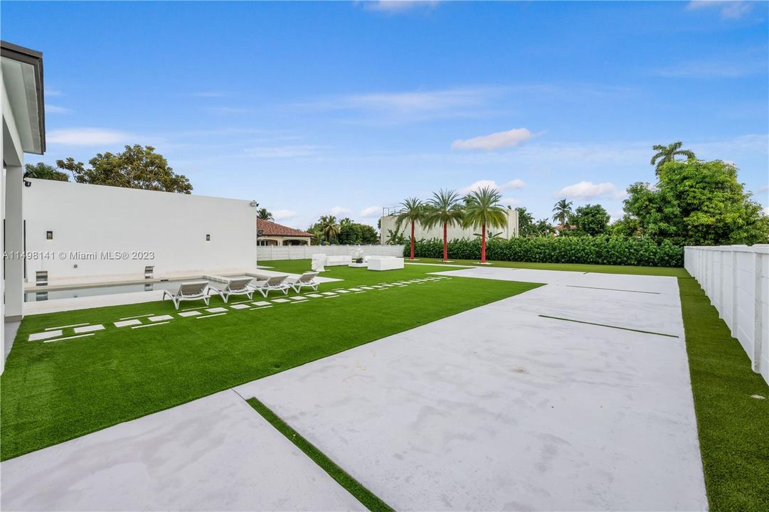 Recently Sold: $3,980,000 (5 beds, 5 baths, 4270 Square Feet)