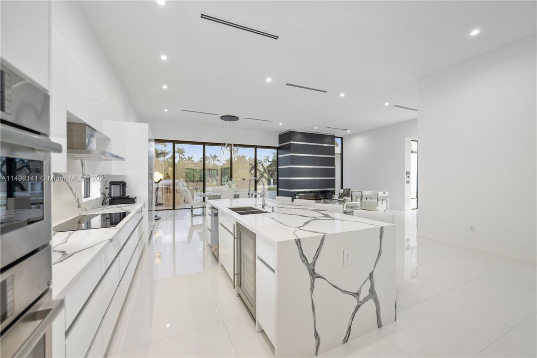 Recently Sold: $3,980,000 (5 beds, 5 baths, 4270 Square Feet)